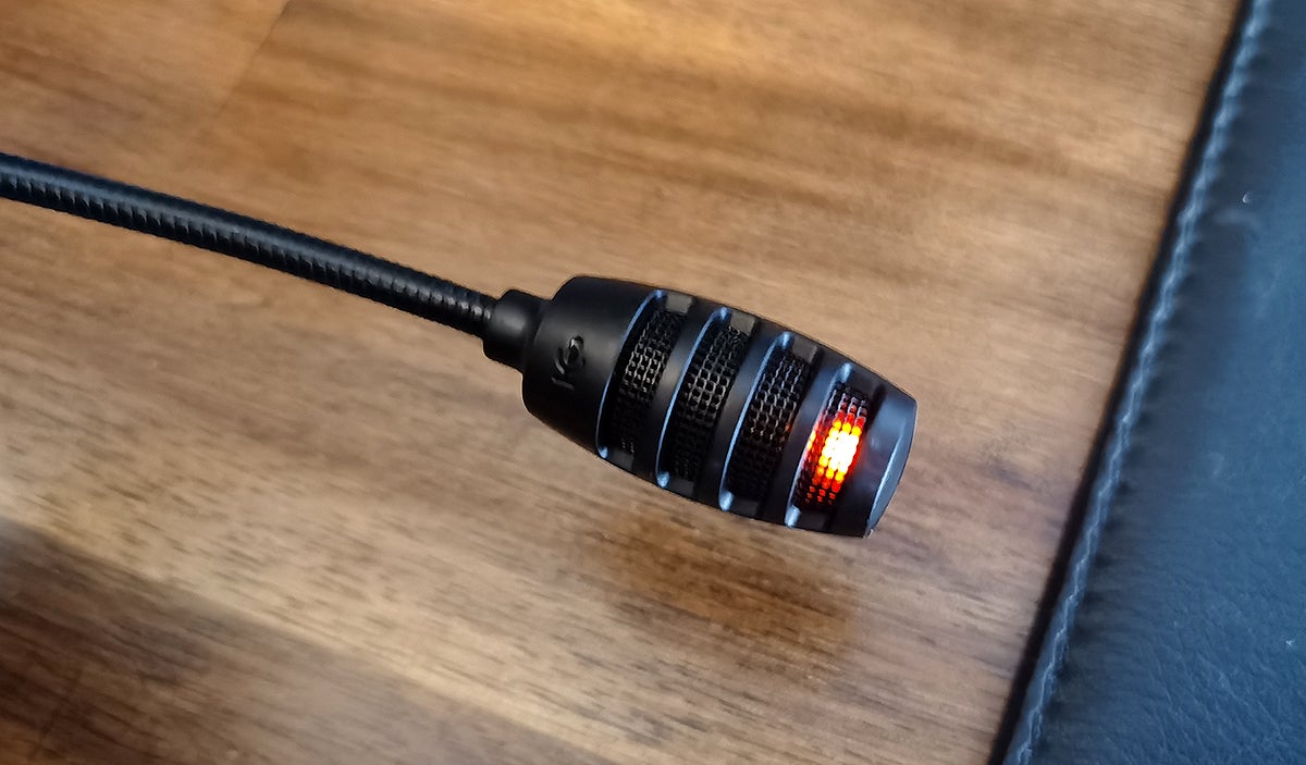 La luz roja indica por dónde hablar.