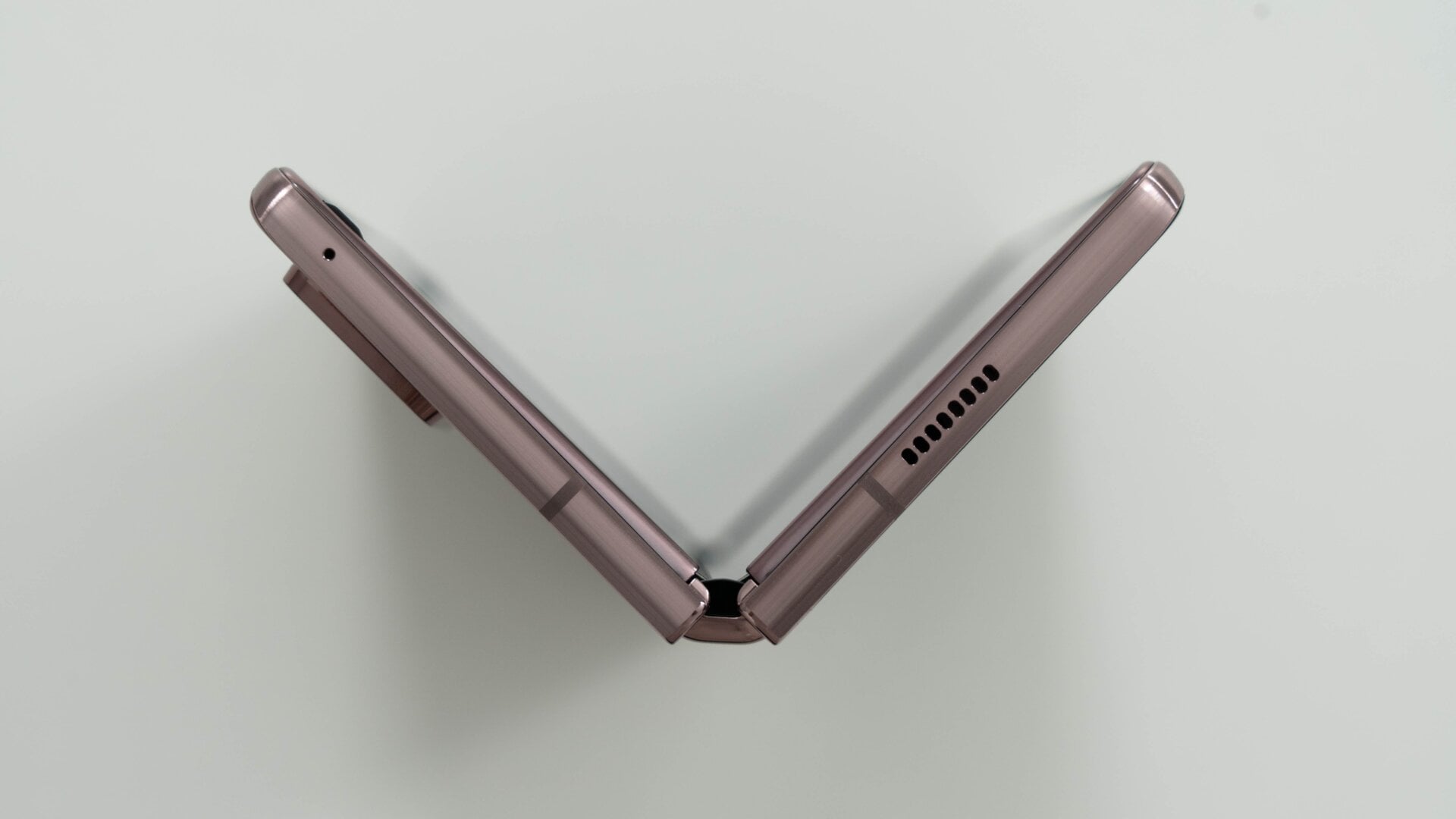 La nueva bisagra y el pliegue del Fold 2 han mejorado notablemente y ya no parece que se vayan a estropear con solo mirarlos.