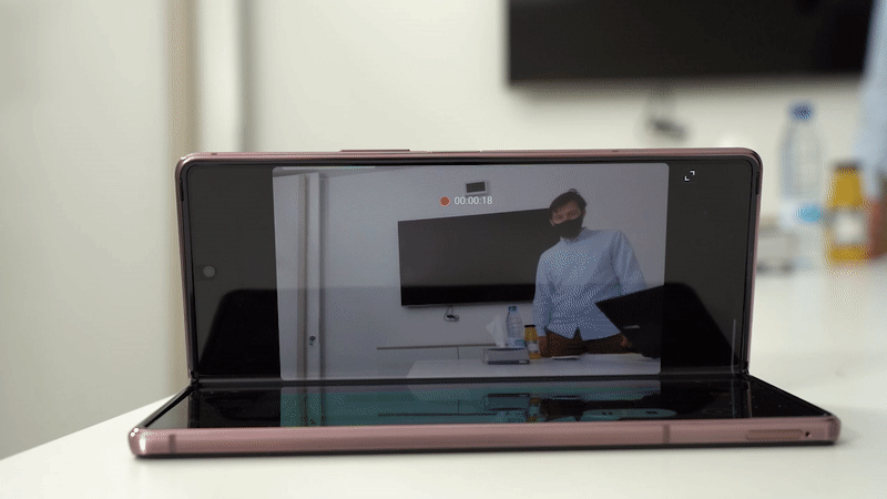 Hay un modo de seguimiento automático en vídeo para cuando queramos grabarnos a nosotros mismos.