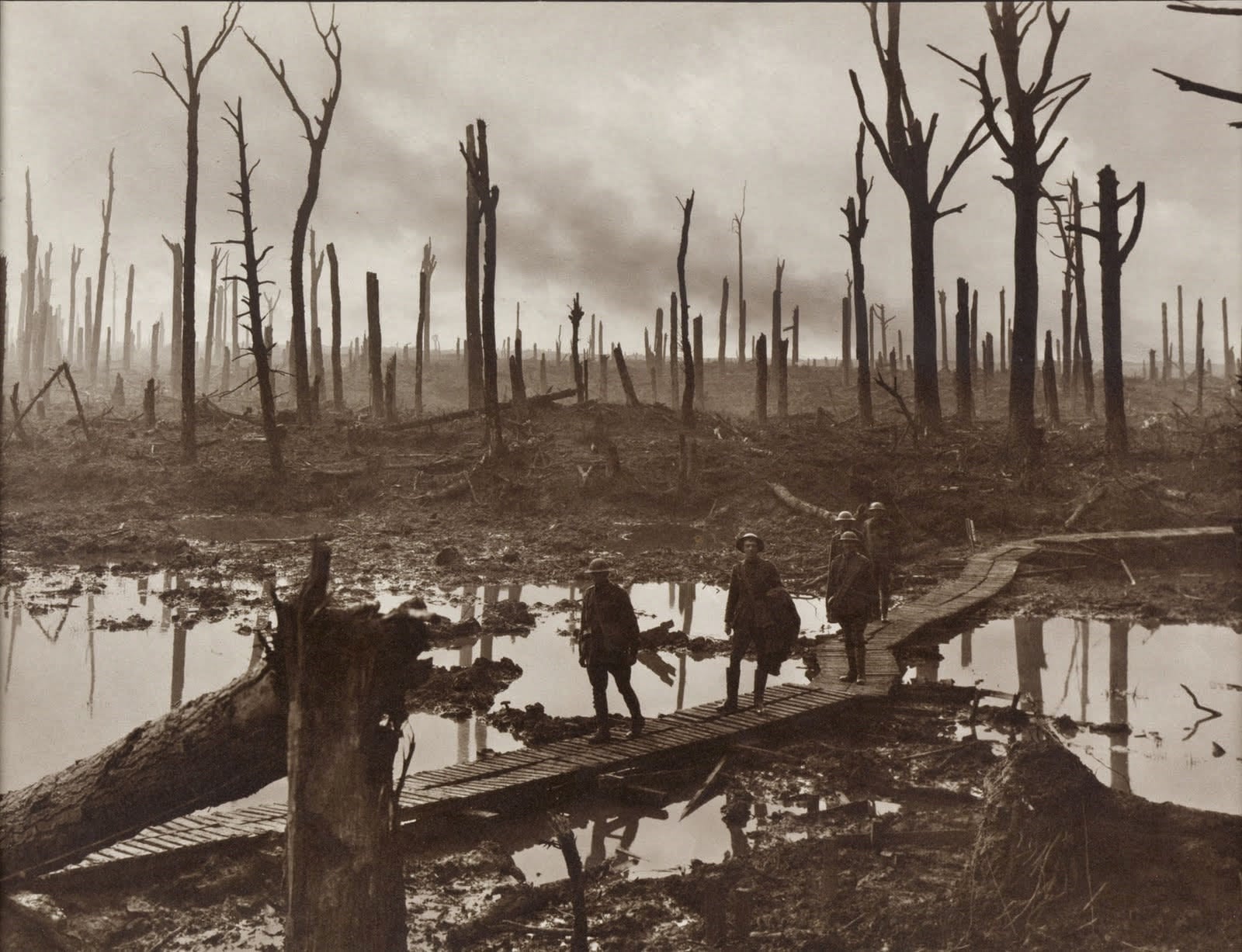 Soldados australianos pasando por Chateau Wood, Bélgica, en octubre de 1917.