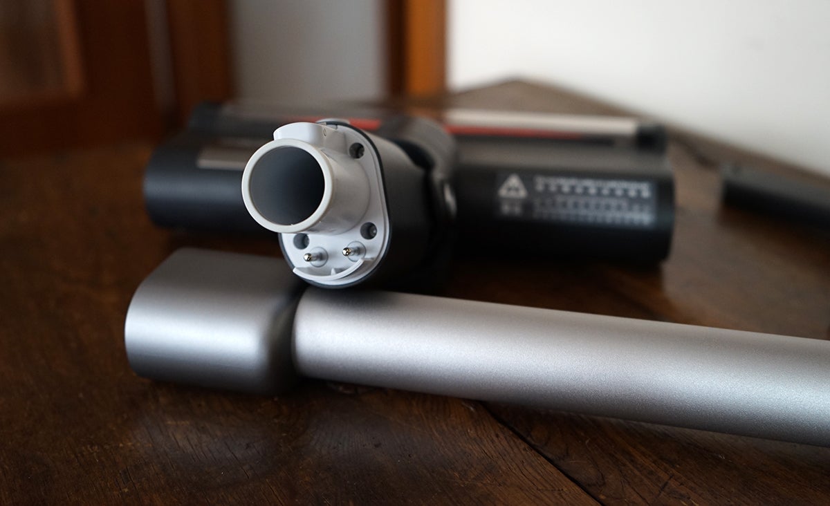 Los conectores que dan corriente al cepillo eléctrico a través de los tubos.