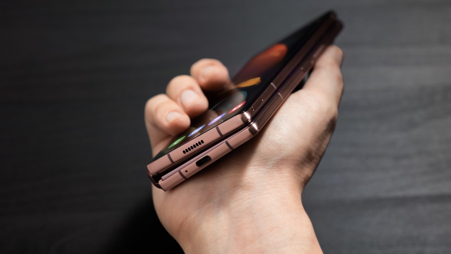 A pesar de que Samsung ha conseguido reducir ligeramente sus dimensiones, el grosor del Galaxy Z Fold 2 sigue siendo considerable. 