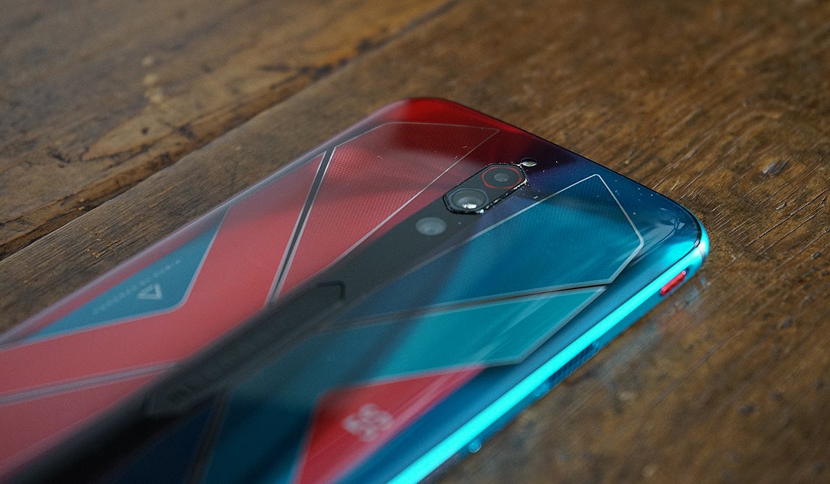 Las tres cámaras del RedMagic 5S, alineadas en el centro.