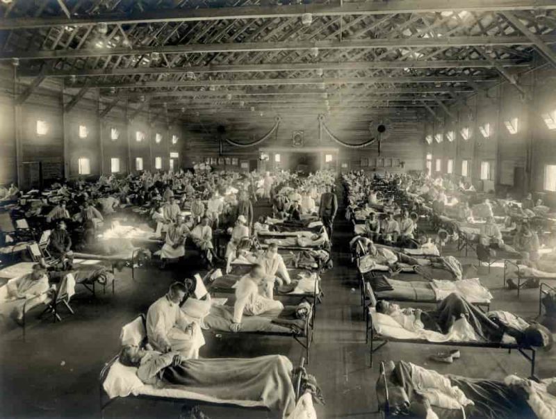 Pacientes con influenza en un hospital temporal en Kansas, 1918.