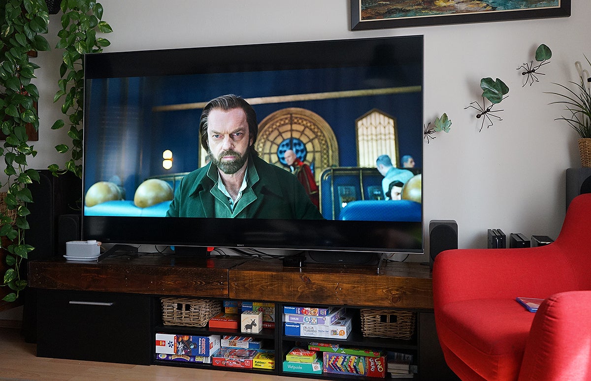 Todo es mejor con Hugo Weaving. Especialmente los televisores.