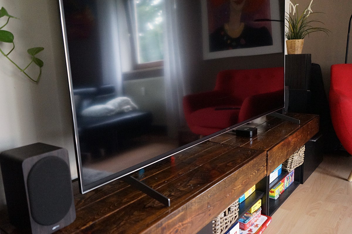 Necesitarás un mueble de al menos 170 x 45cm para el modelo de 75 pulgadas.