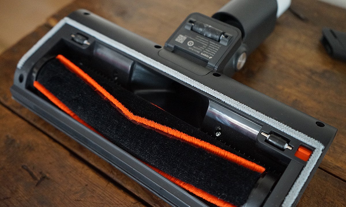 Soy más fan de los rodillos de goma porque se pueden limpiar mejor, pero los de la Roidmi X30 Pro son muy eficientes.