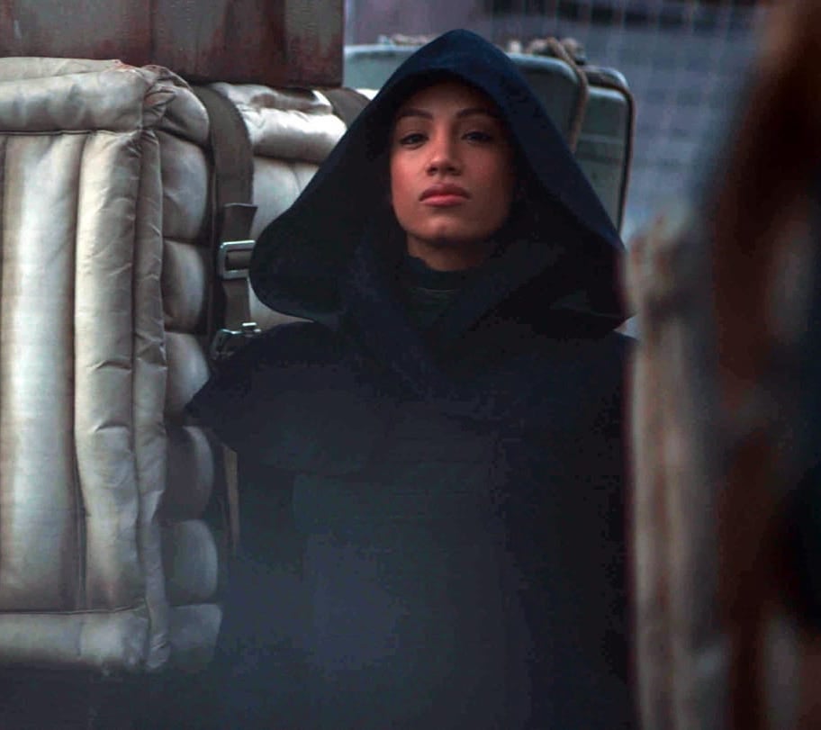 El misterioso personaje interpretado por Sasha Banks en el tráiler.