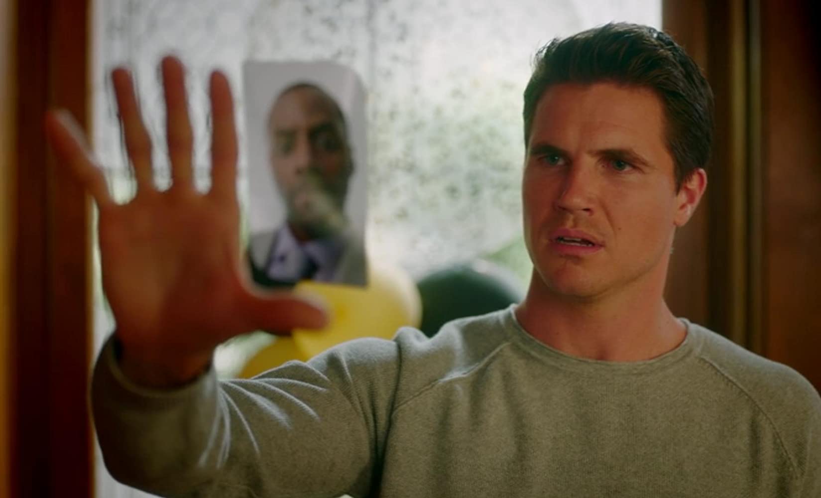 Robbie Amell en Upload.