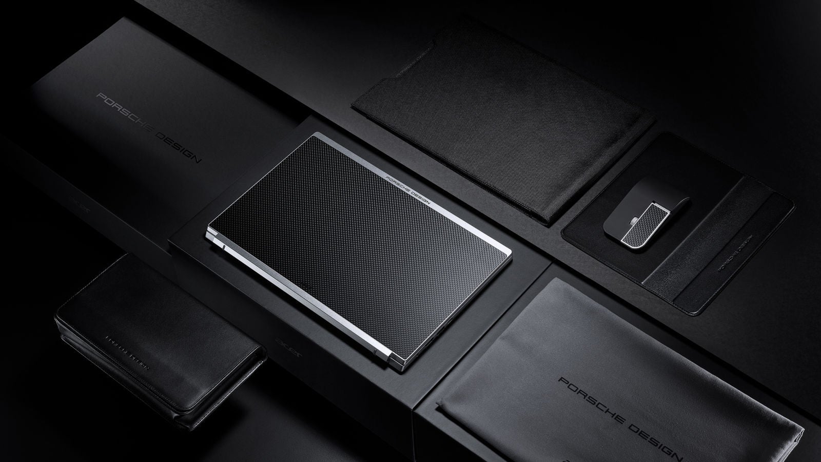 Este es el Travelpack completo que incluye el Porsche Design Acer Book RS, el estuche de cuero y el mouse inalámbrico Porsche Design personalizado.