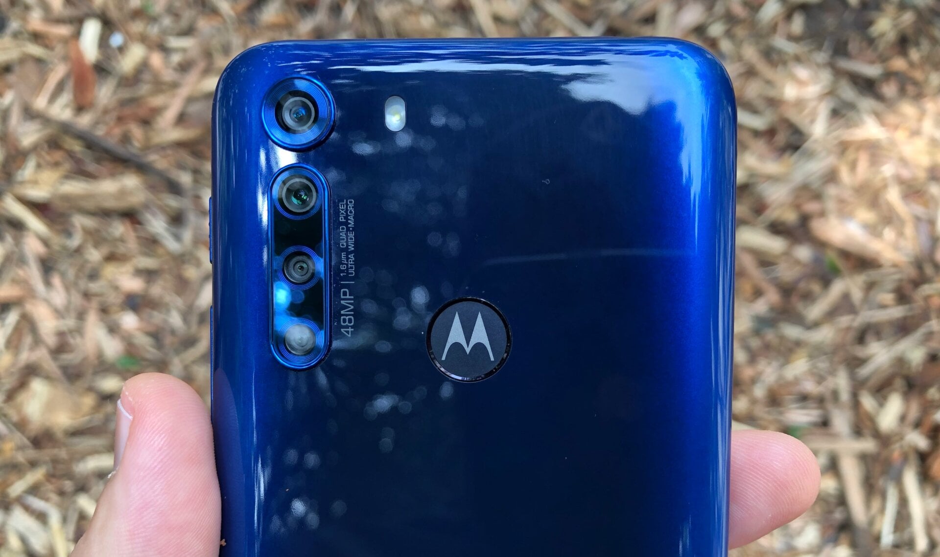 Las cuatro cámaras del Motorola One Fusion, el flash y el lector de huellas dactilares (donde se encuentra el logo de la compañía).