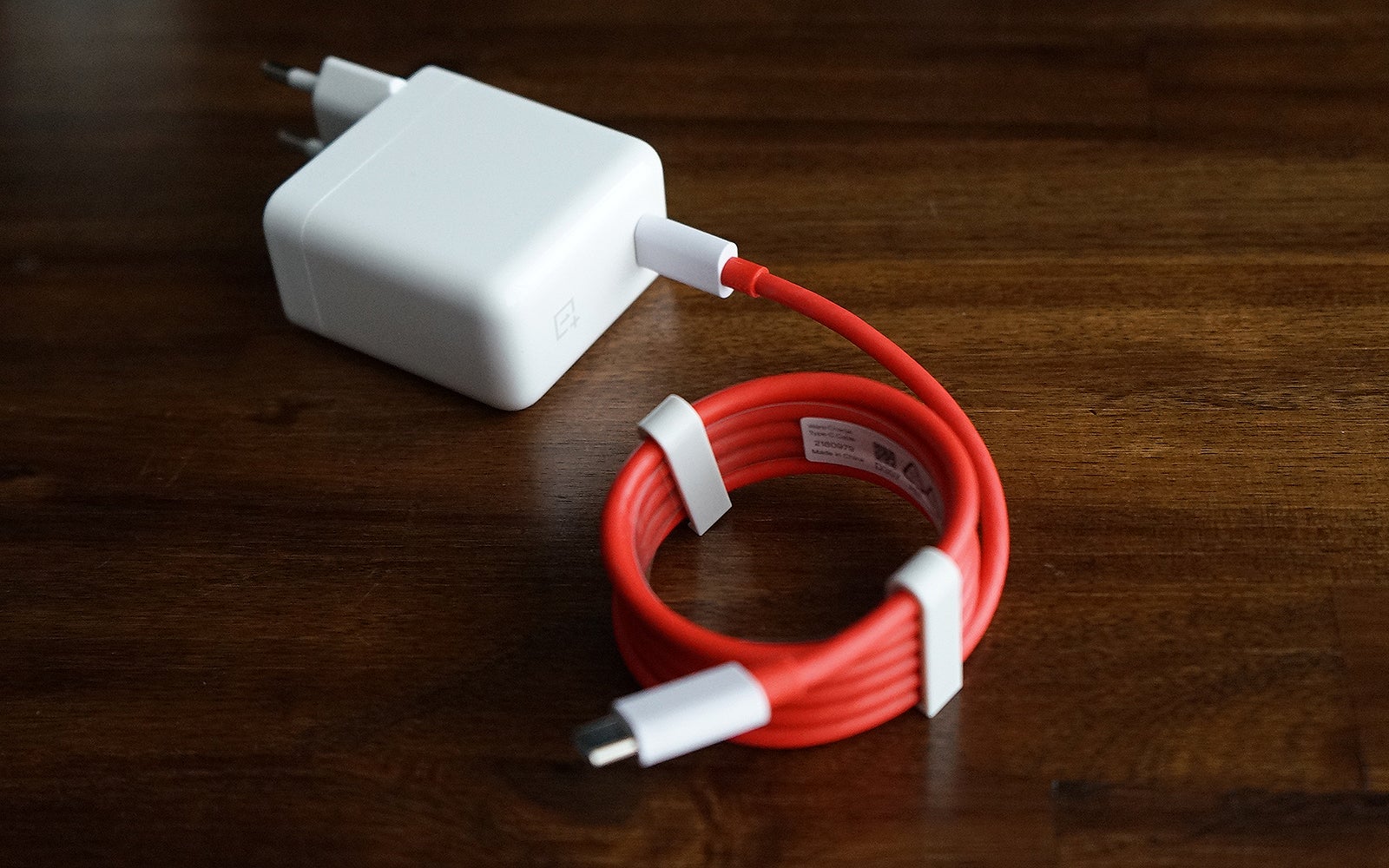 El cargador puede alimentar otros dispositivos USB-C (incluso portátiles) hasta 45 vatios.
