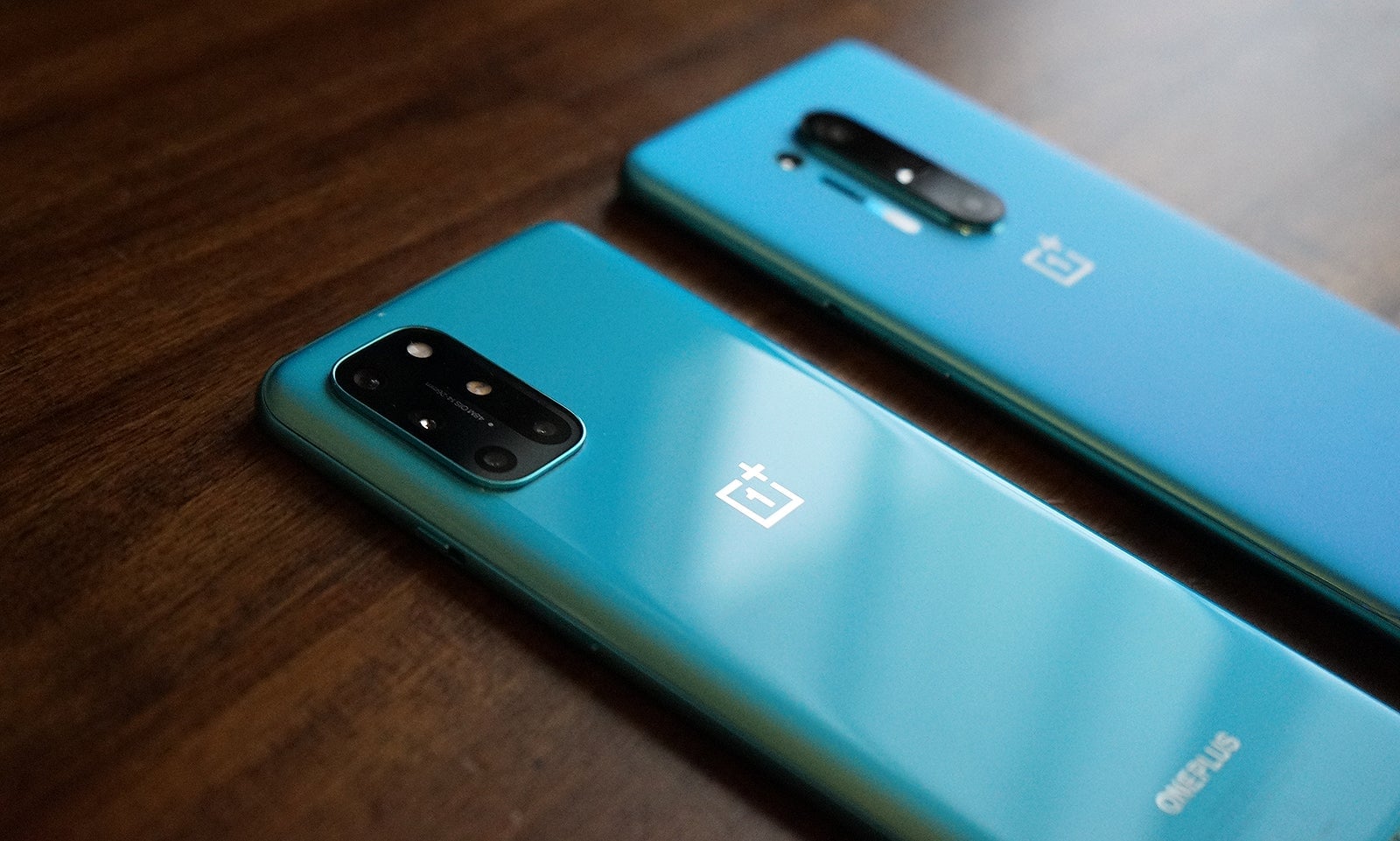 En primer plano, el OnePlus 8T. Al fondo, el OnePlus 8 Pro.