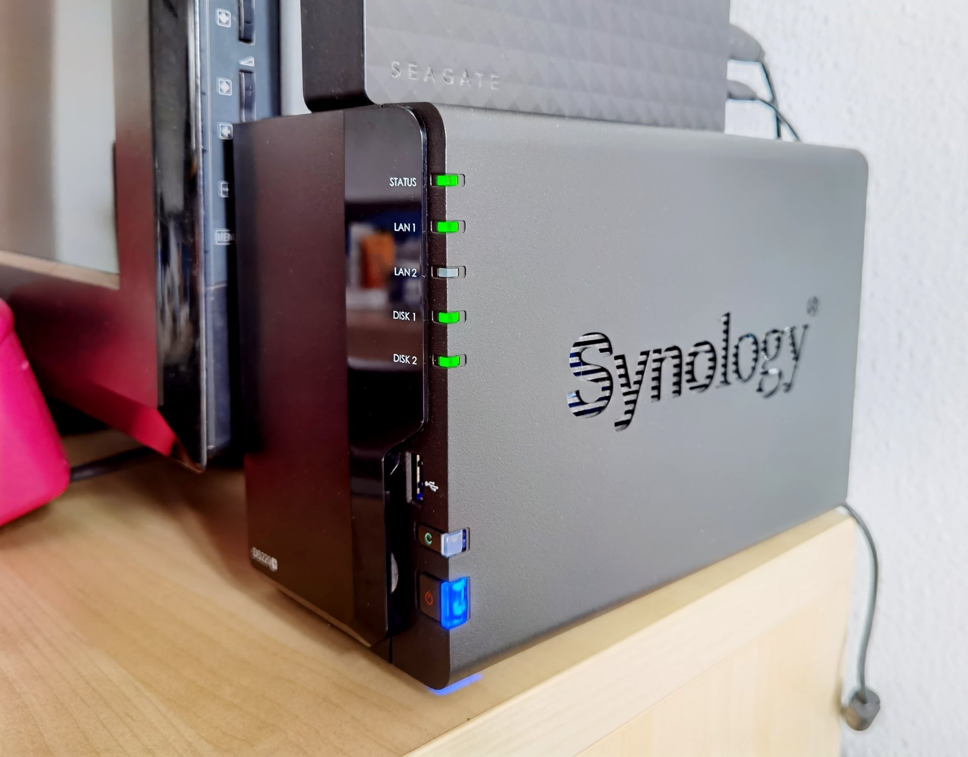 El Synology DS220+ junto a la tele con dos discos SATA internos y un disco externo USB 3.0