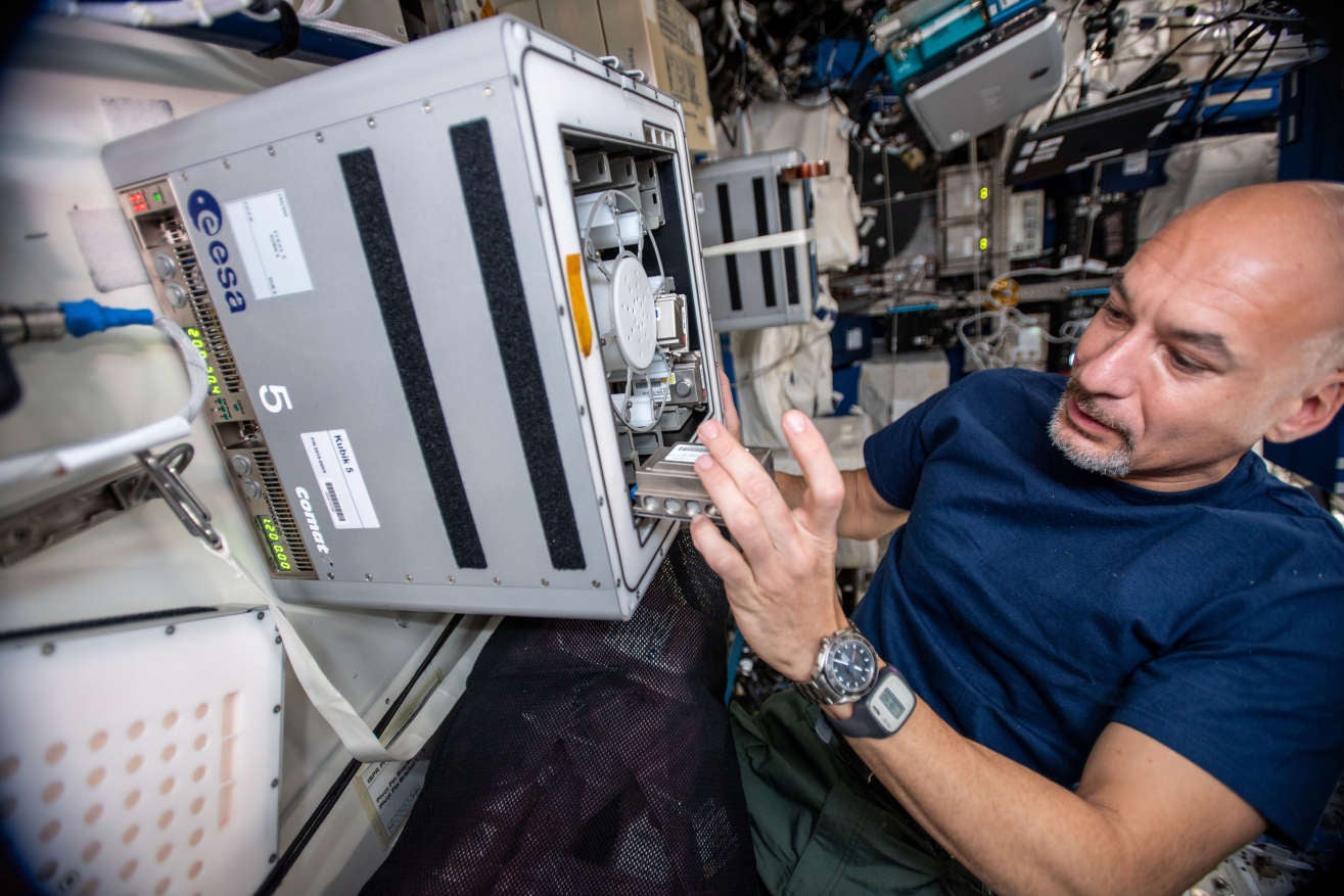 El astronauta Luca Parmitano instalando el experimento BioRock en la ISS.