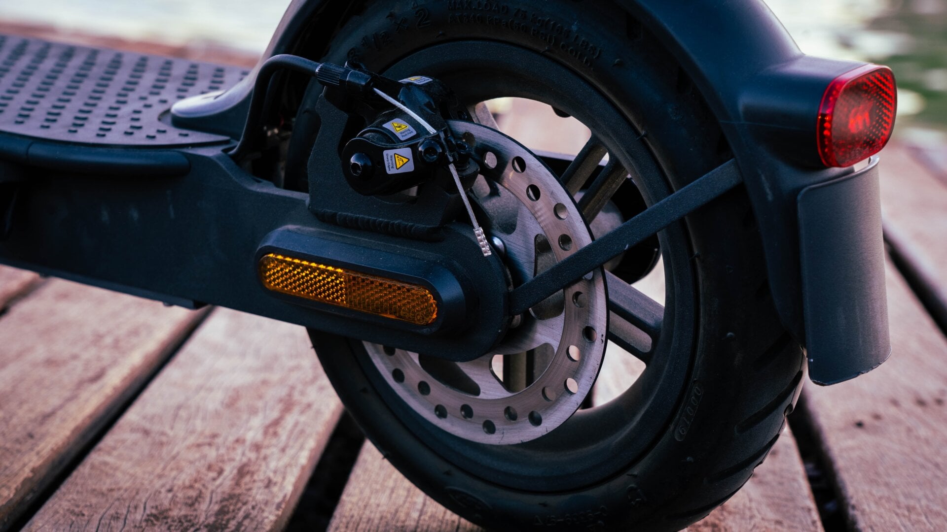 El nuevo sistema de doble freno de Xiaomi es la mejora más importante del Mi Scooter Pro 2. Tendrás que comprobar con frecuencia la presión de las ruedas para evitar pinchazos.