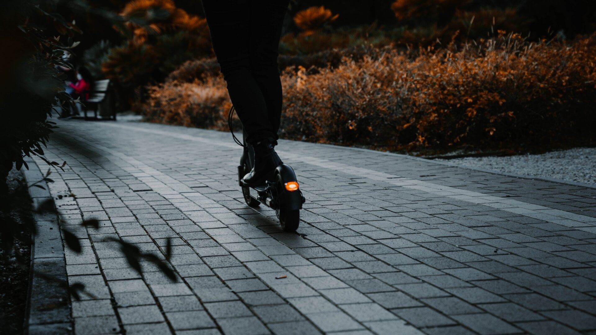 La luz trasera se puede configurar para que se active al frenar o que esté todo el rato encendida.