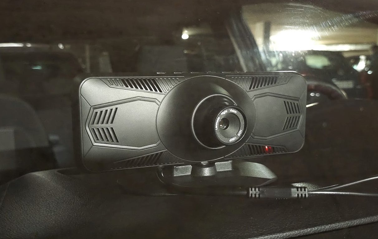 Una pequeña luz roja en el exterior indica que el dispositivo está grabando.