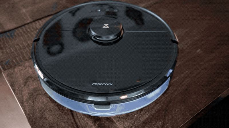 El compartimento del depósito incluye un útil cepillo con cuchilla para limpiar los cepillos.