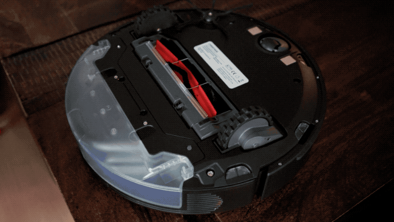 Así de fácil es poner y quitar el depósito de agua de la mopa.