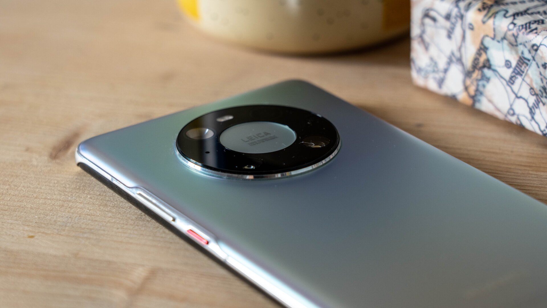 El módulo de cámara no sobresale tanto como en otros móviles.