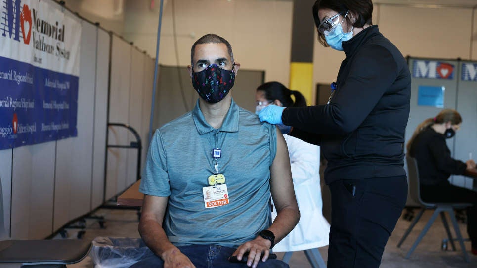 Un médico recibe la vacuna desarrollada por Pfizer-BioNTech el pasado 14 de diciembre en Florida.