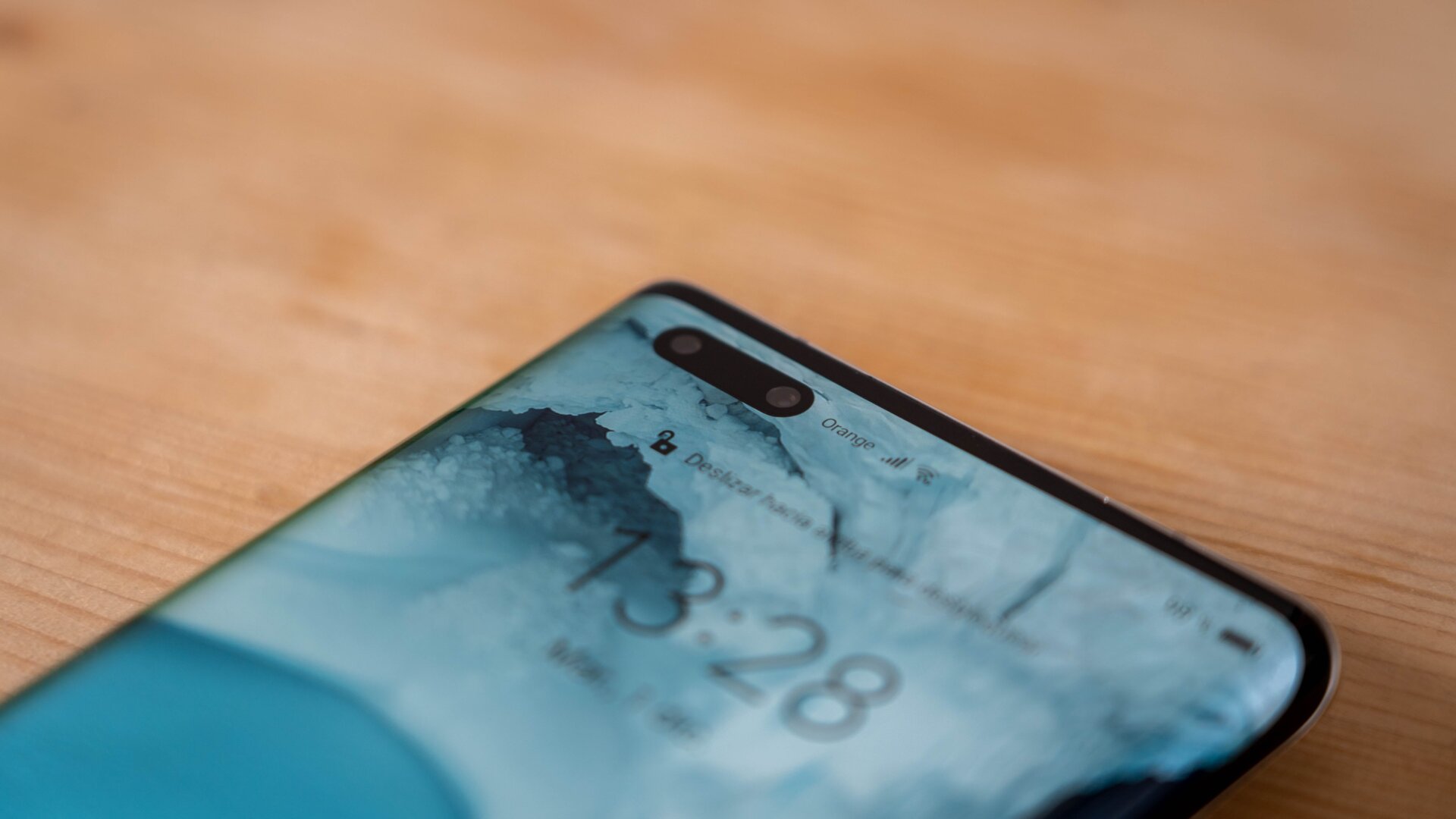 Resulta difícil no reparar en ese enorme agujero, pero aun así me parece mejor que un notch.