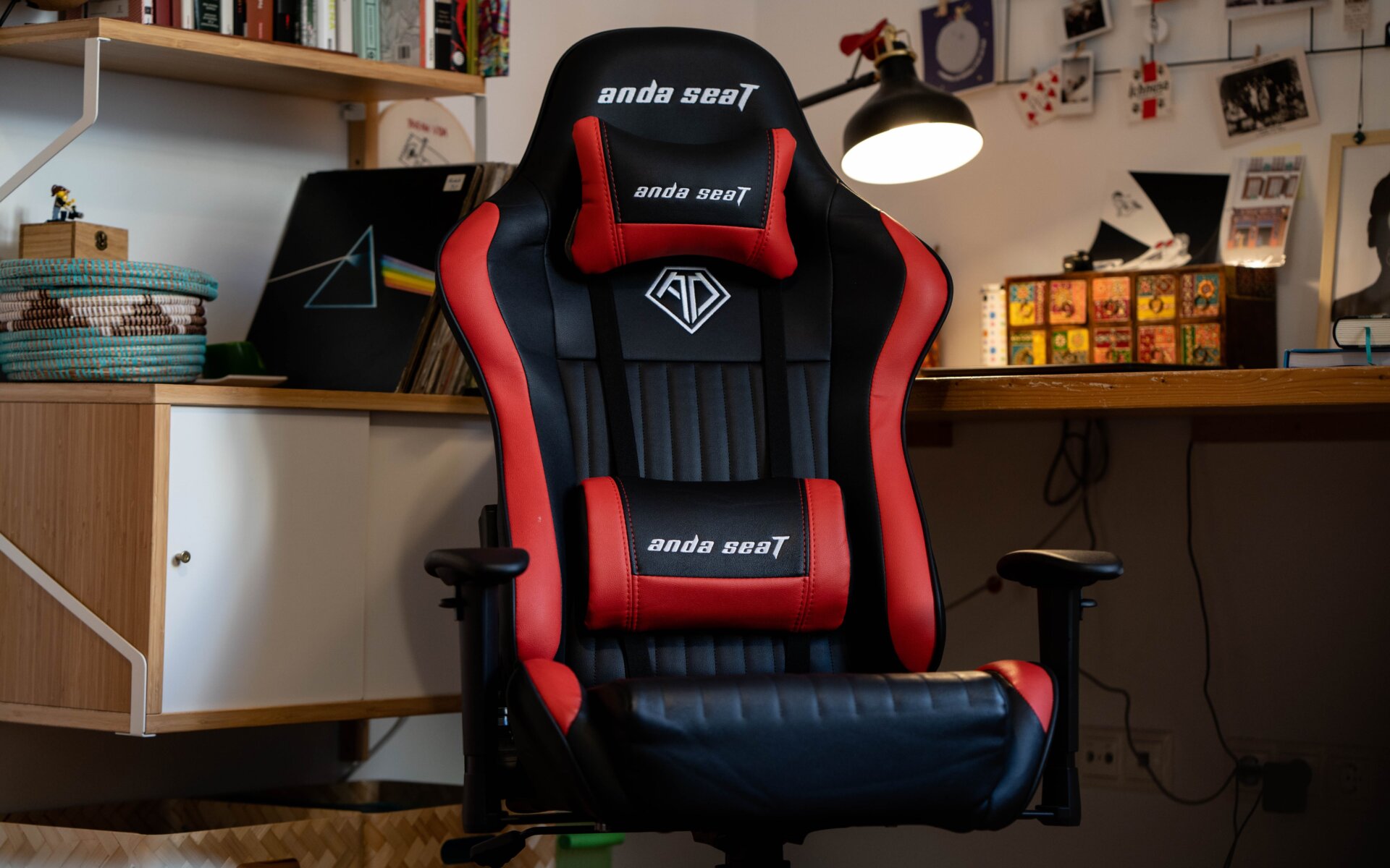 A pesar de su tamaño, se trata de la silla menos voluminosa de Anda Seat, y es capaz de soportar una carga de hasta 140 kg.