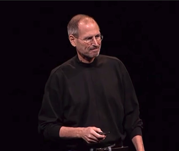 Jobs con uno de sus suéteres cuello de tortuga o cuello de cisne durante la presentación del iPhone 4.