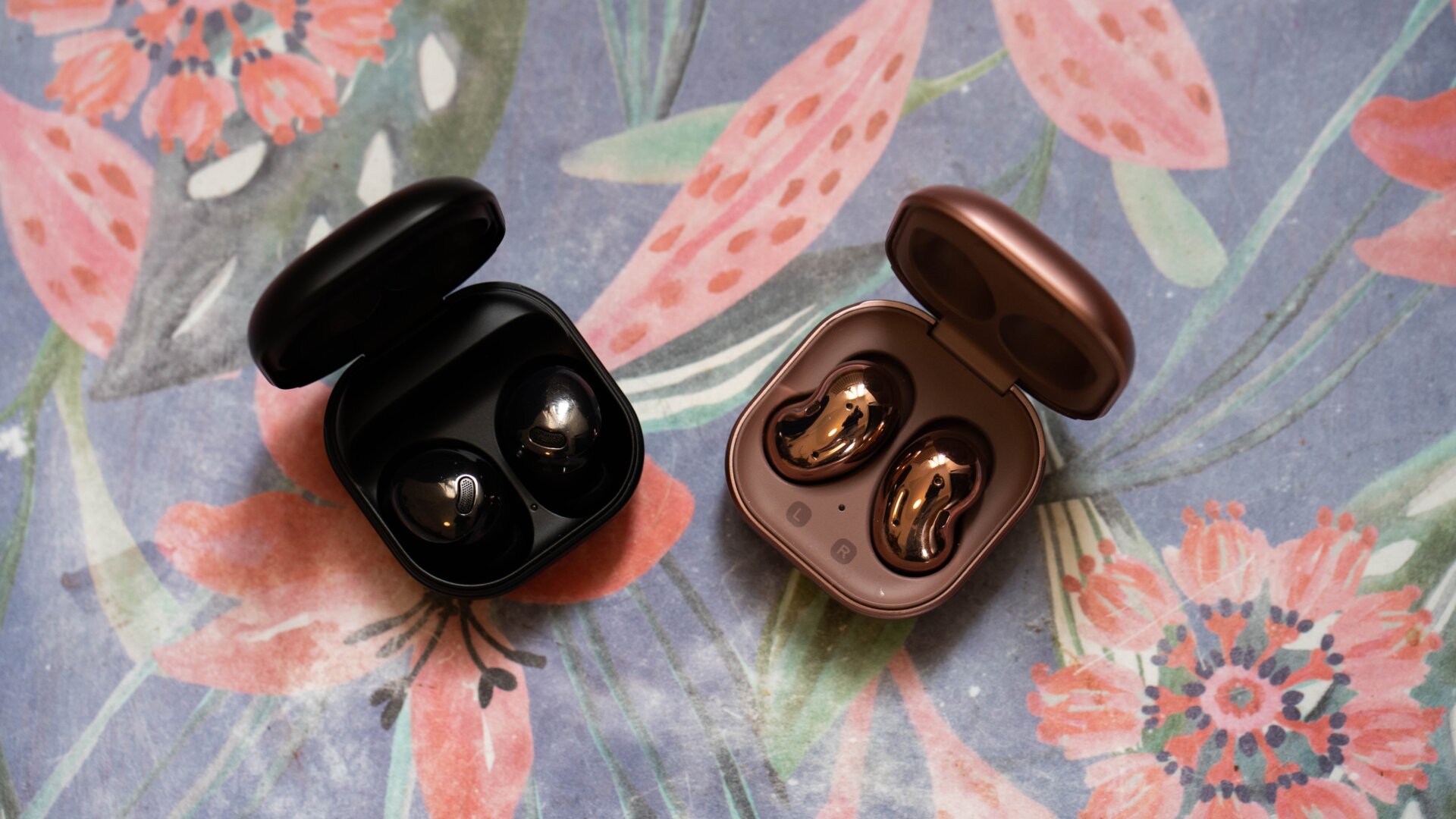 Los Galaxy Buds Pro (izquierda) y los Galaxy Buds Live (derecha)