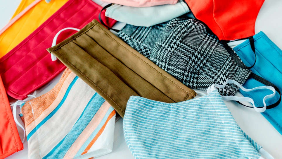 Las mascarillas de tela de colores son ideales para llevarlas encima de la mascarilla de grado médico.