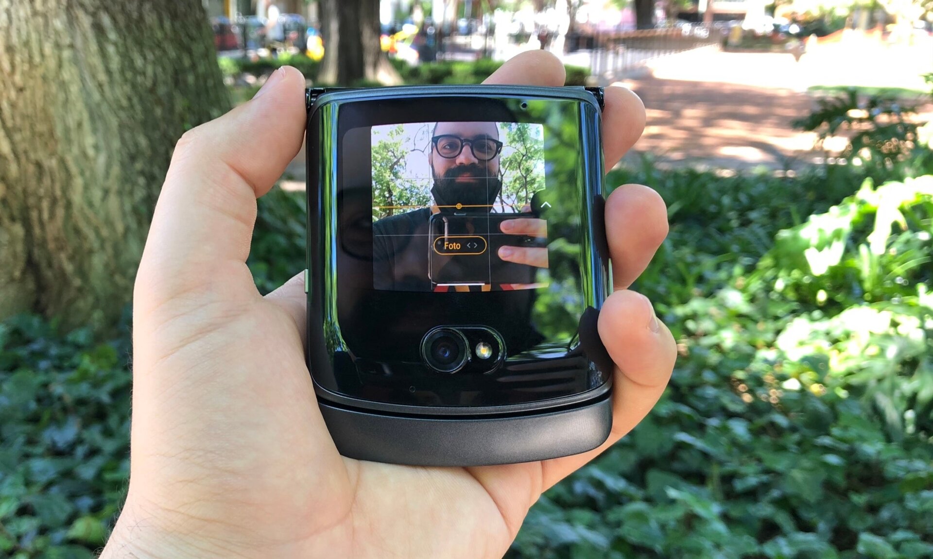 Es posible sacar selfies usando la cámara principal, cerrando el Razr 5G.