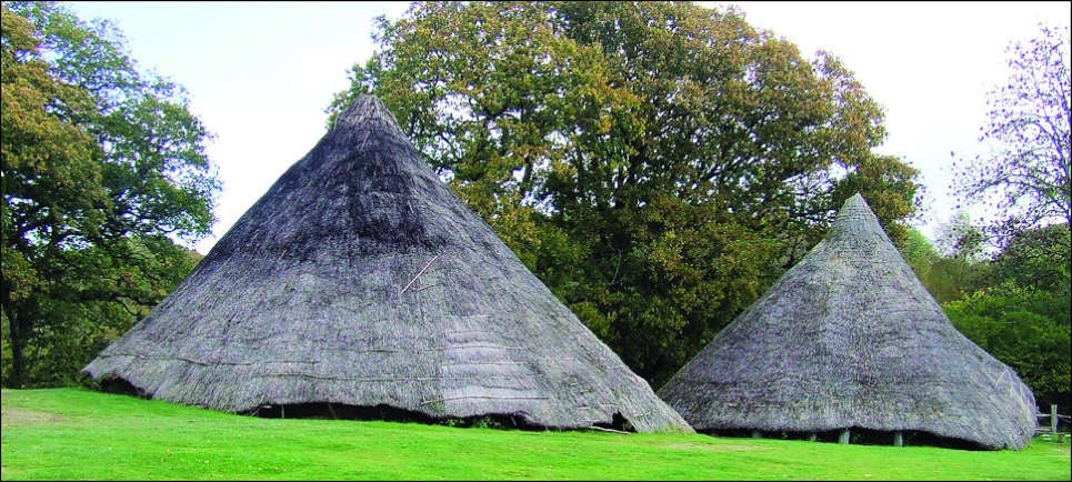 Las dos réplicas de casas circulares en Castell Henllys