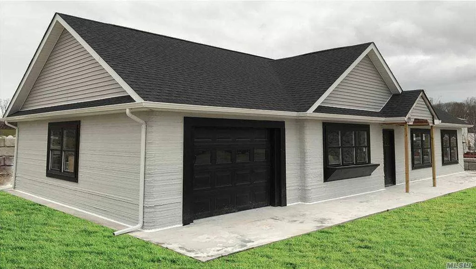 Una foto de lo que parece ser la casa impresa en 3D terminada.