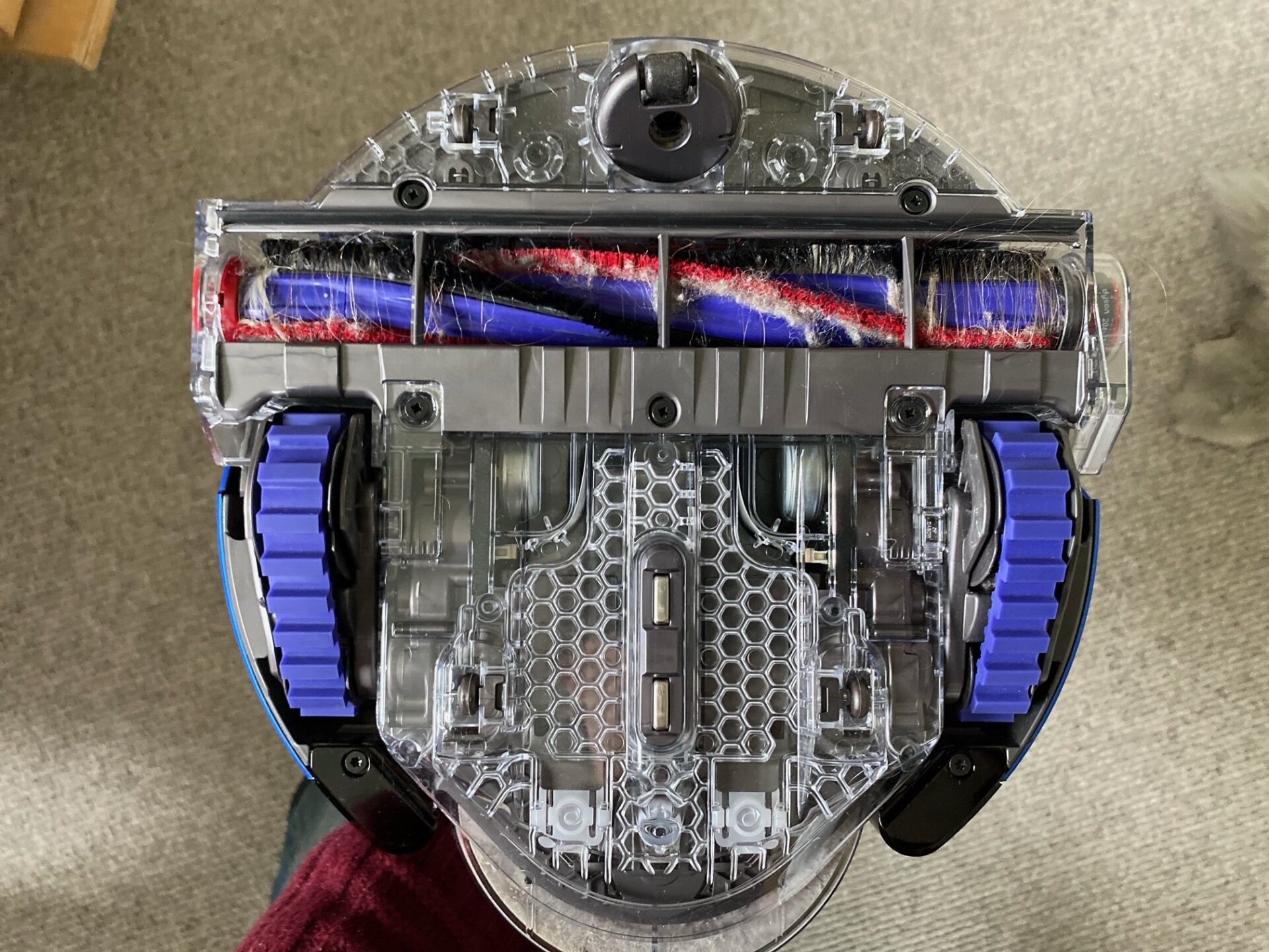 Trasera del robot con las cerdas ocupando todo el diámetro del aspirador