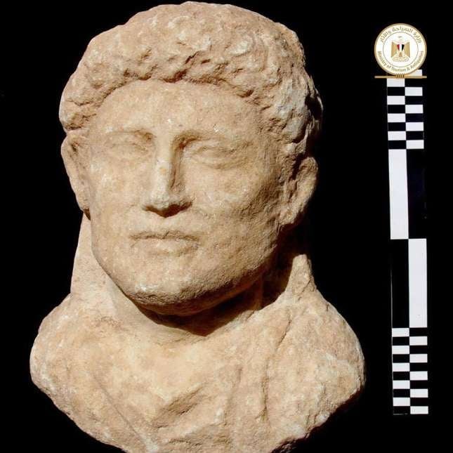 Un busto finamente esculpido encontrado en la tumba