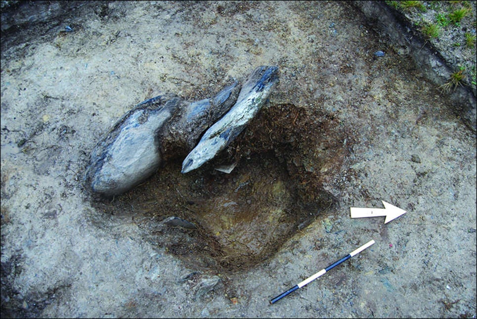 Un agujero de piedra descubierto en Waun Mawn, incluido el embalaje utilizado para asegurar la piedra perdida 