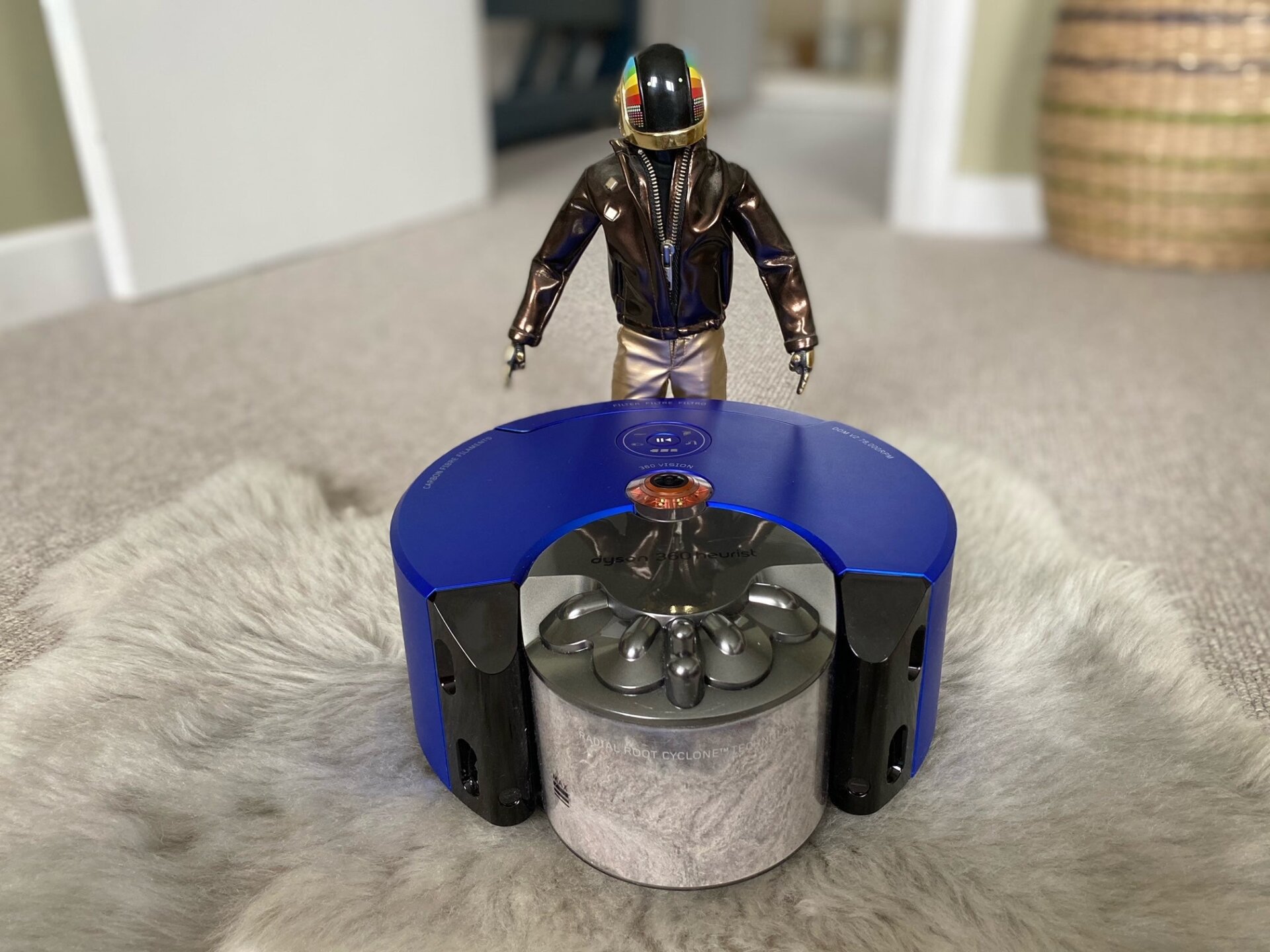 No, el robot de Daft Punk no viene incluido