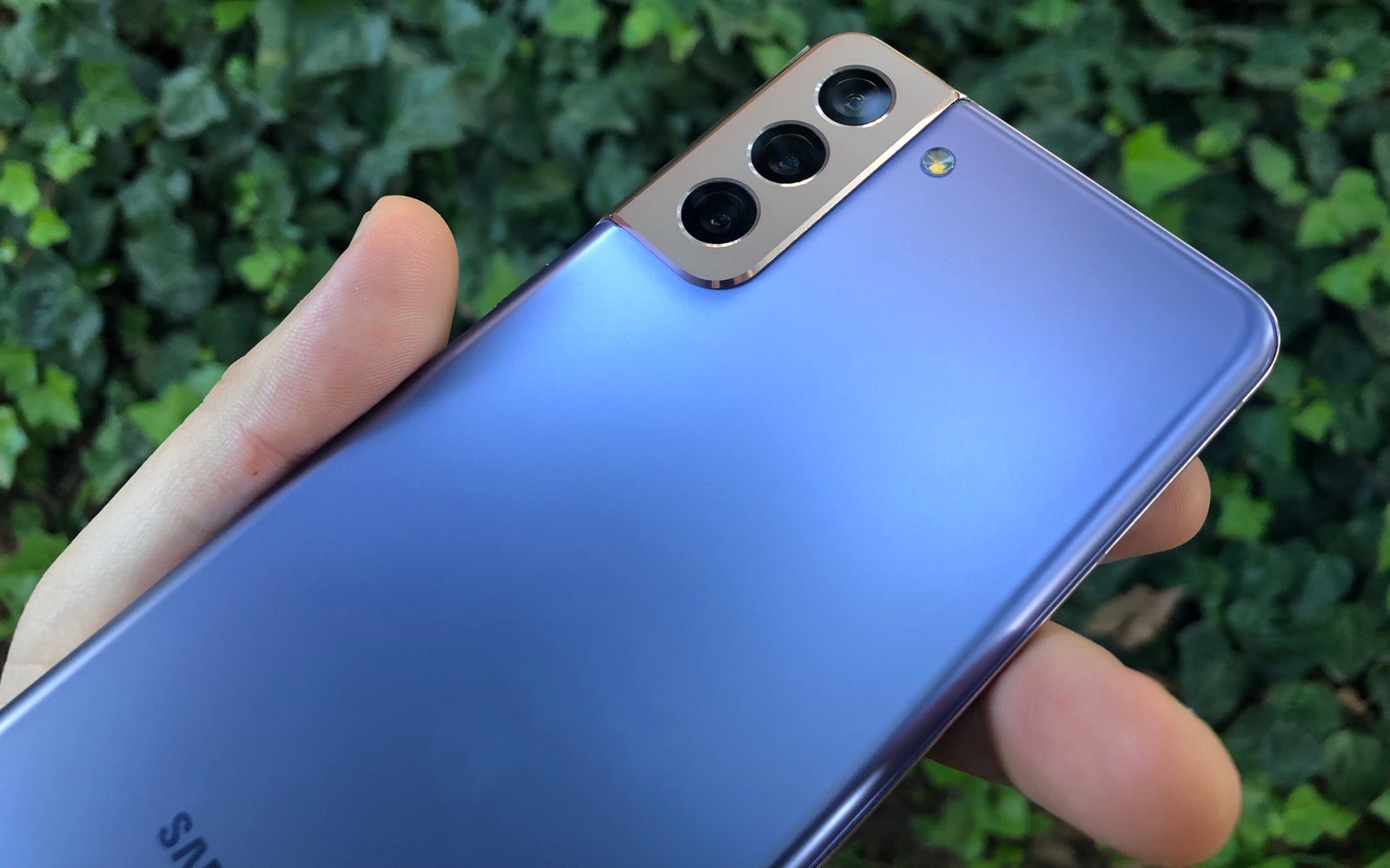 El Galaxy S21+ tiene un precio de 1.059 euros en España, 139.999 pesos en Argentina y 999 dólares en EE.UU. El Galaxy S21 estándar tiene un precio de 859 euros en España, 119.999 pesos en Argentina y 799 dólares en EE.UU.