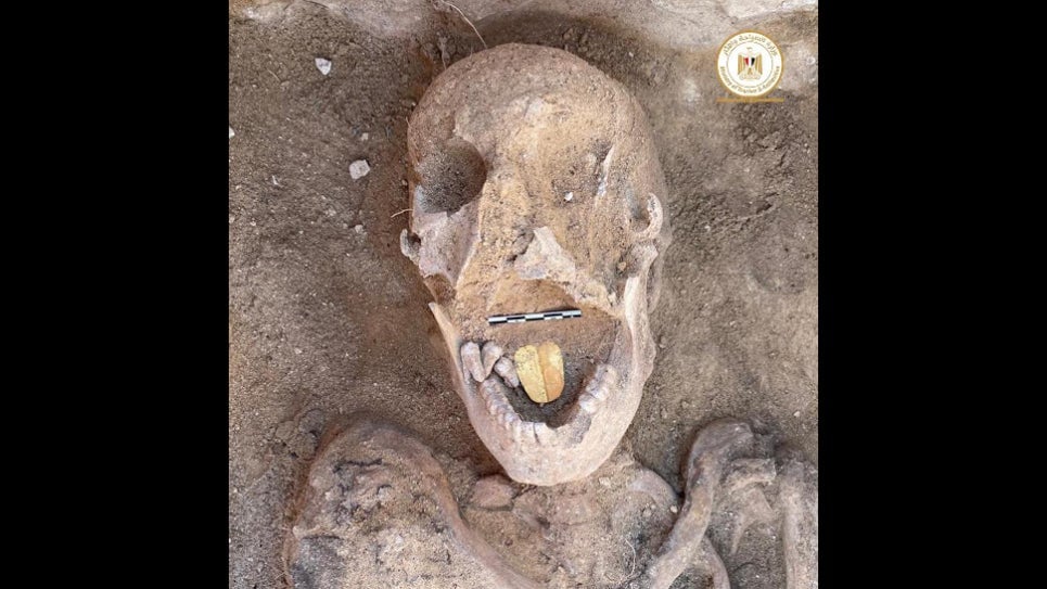 Una momia egipcia encontrada con una lengua dorada.