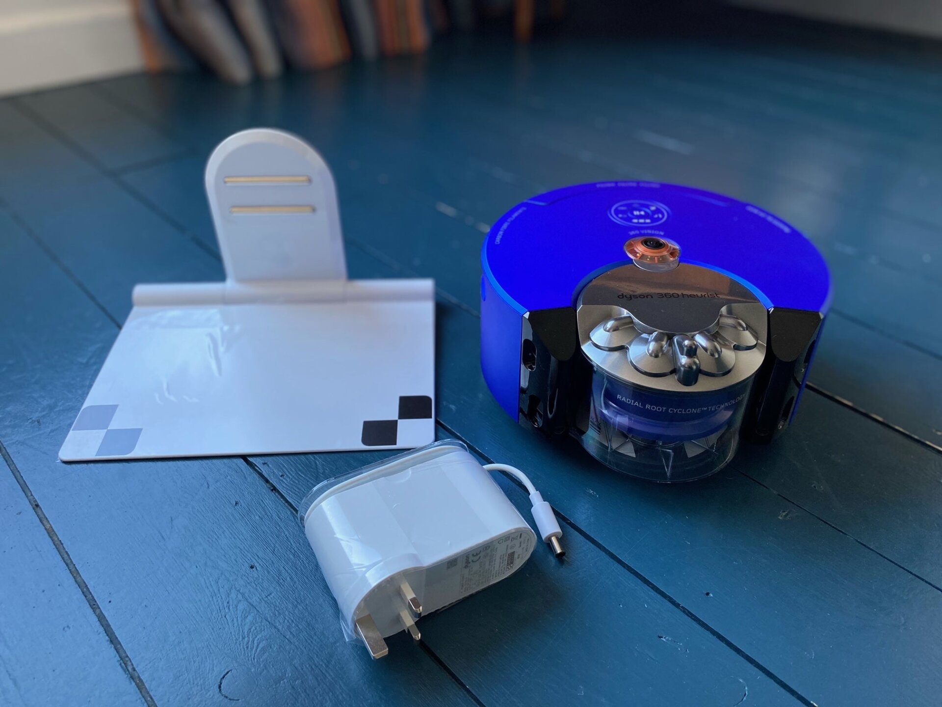 Base de carga, enchufe y robot