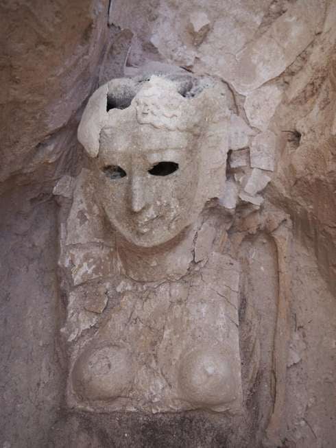 Máscara funeraria encontrada en la tumba.