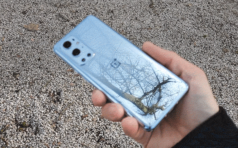 Mitad ahumado, mitad acabado espejo.