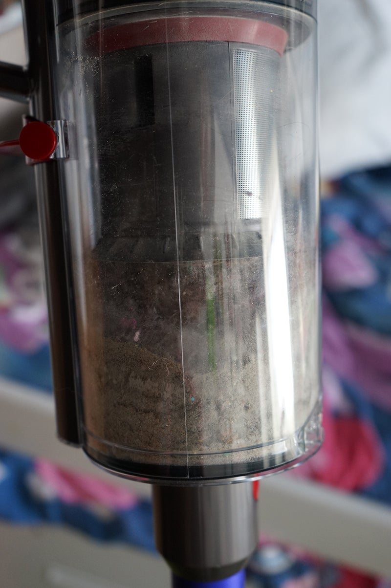 Esto es lo que apareció tras 10 minutos limpiando con la V11 la alfombra que limpio todas las semanas con mi aspiradora.