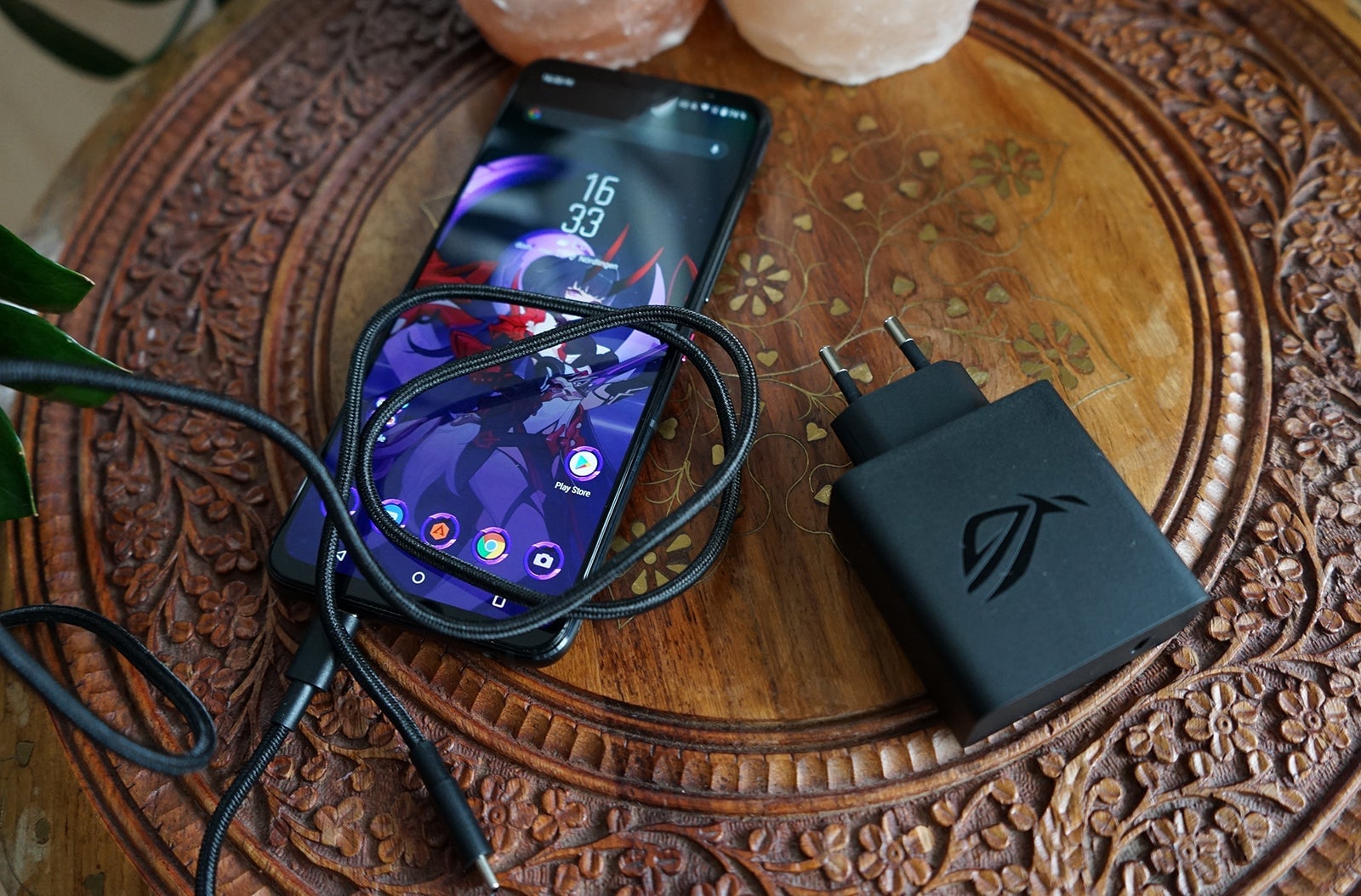 El nuevo cargador de 65 vatios es realmente grande.