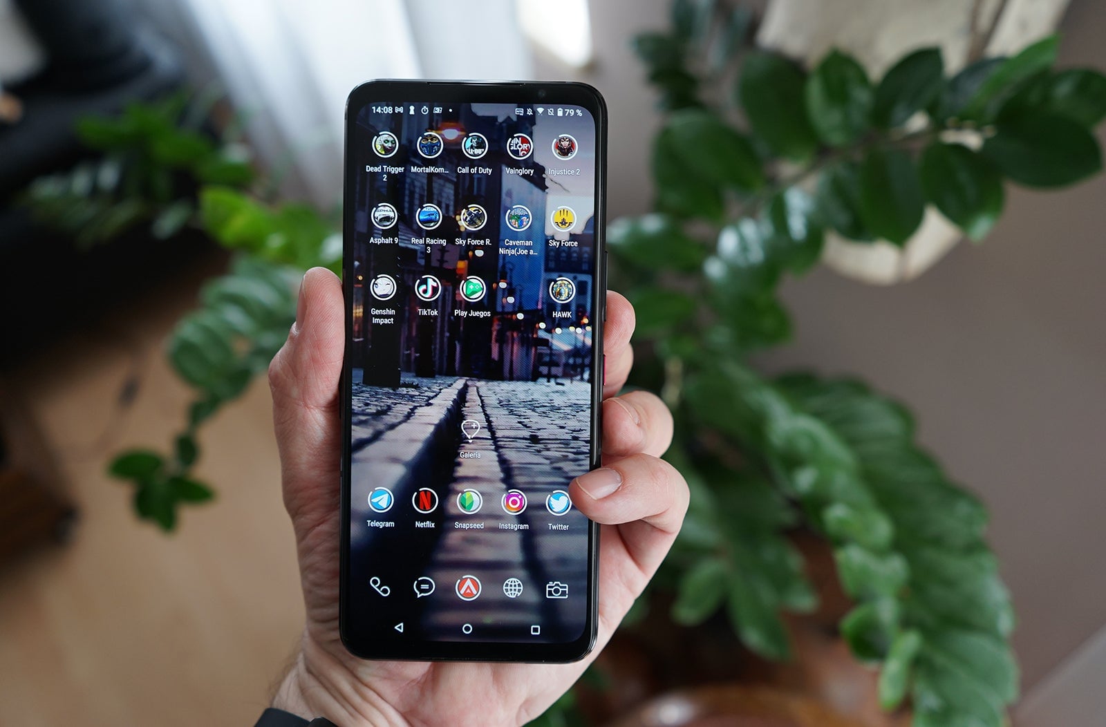 Te va a costar llegar a la parte de arriba de la pantalla con una mano.