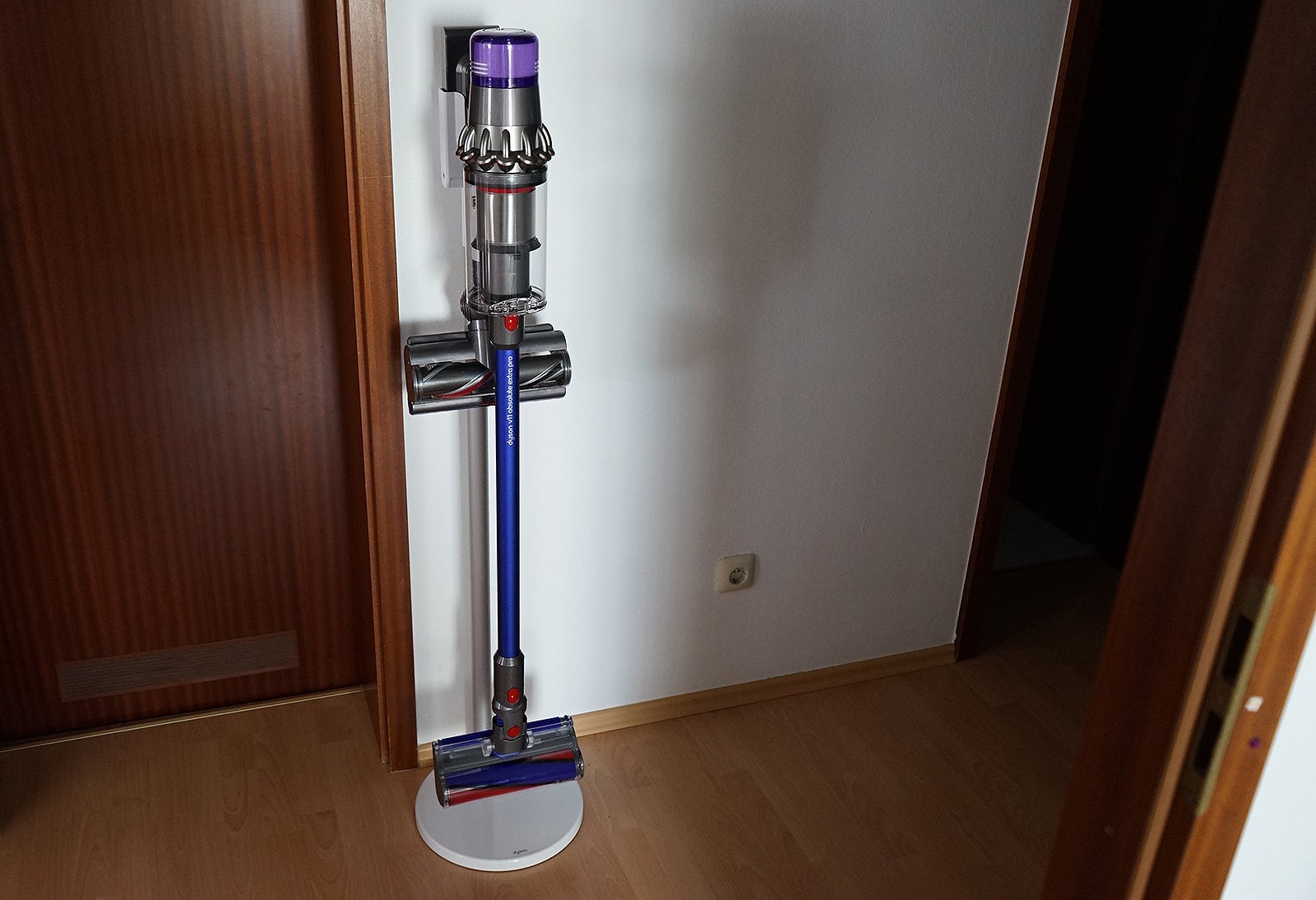 La columna de carga es aparatosa como para dejarla en el pasillo, pero ideal pata el garaje.