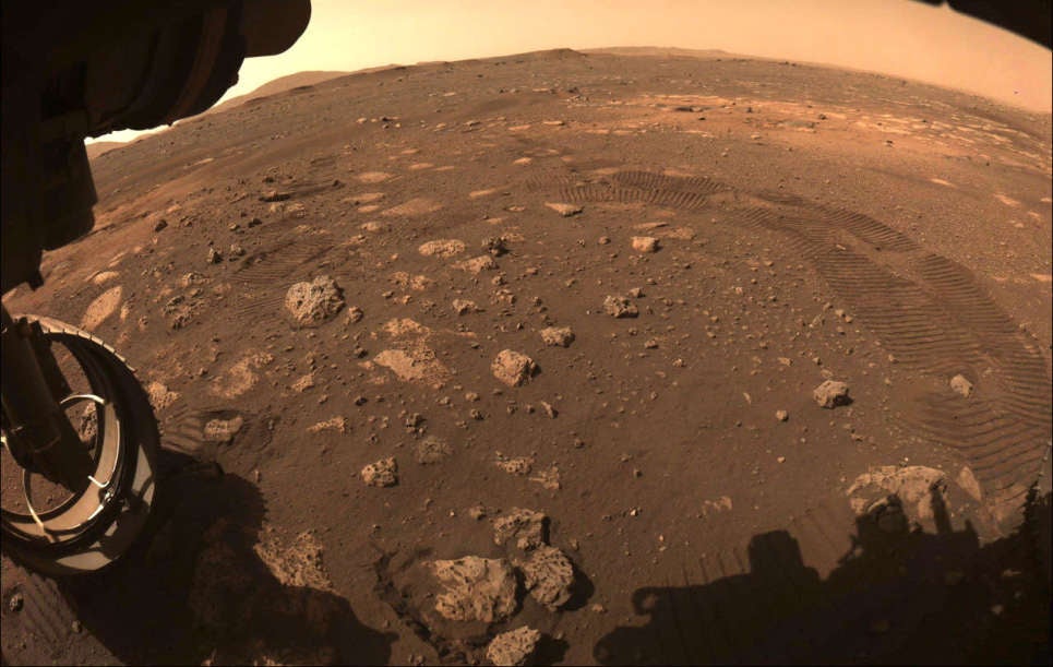 Imagen de Hazcam tomada poco después de la prueba inaugural de Perseverance el 4 de marzo de 2021.