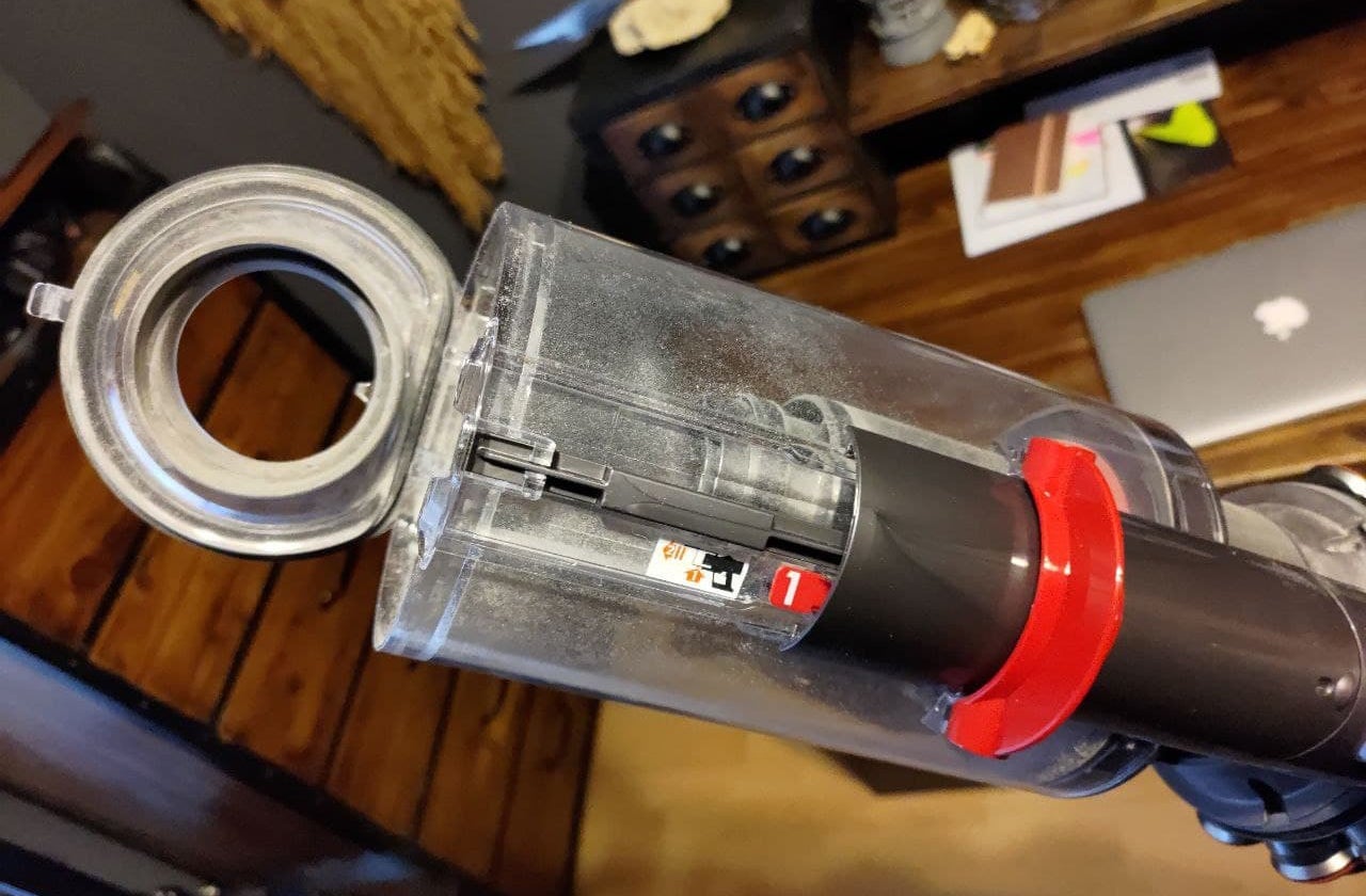 Para sacar completamente el depósito y limpiarlo solo hay que pulsar ese pequeño botón.