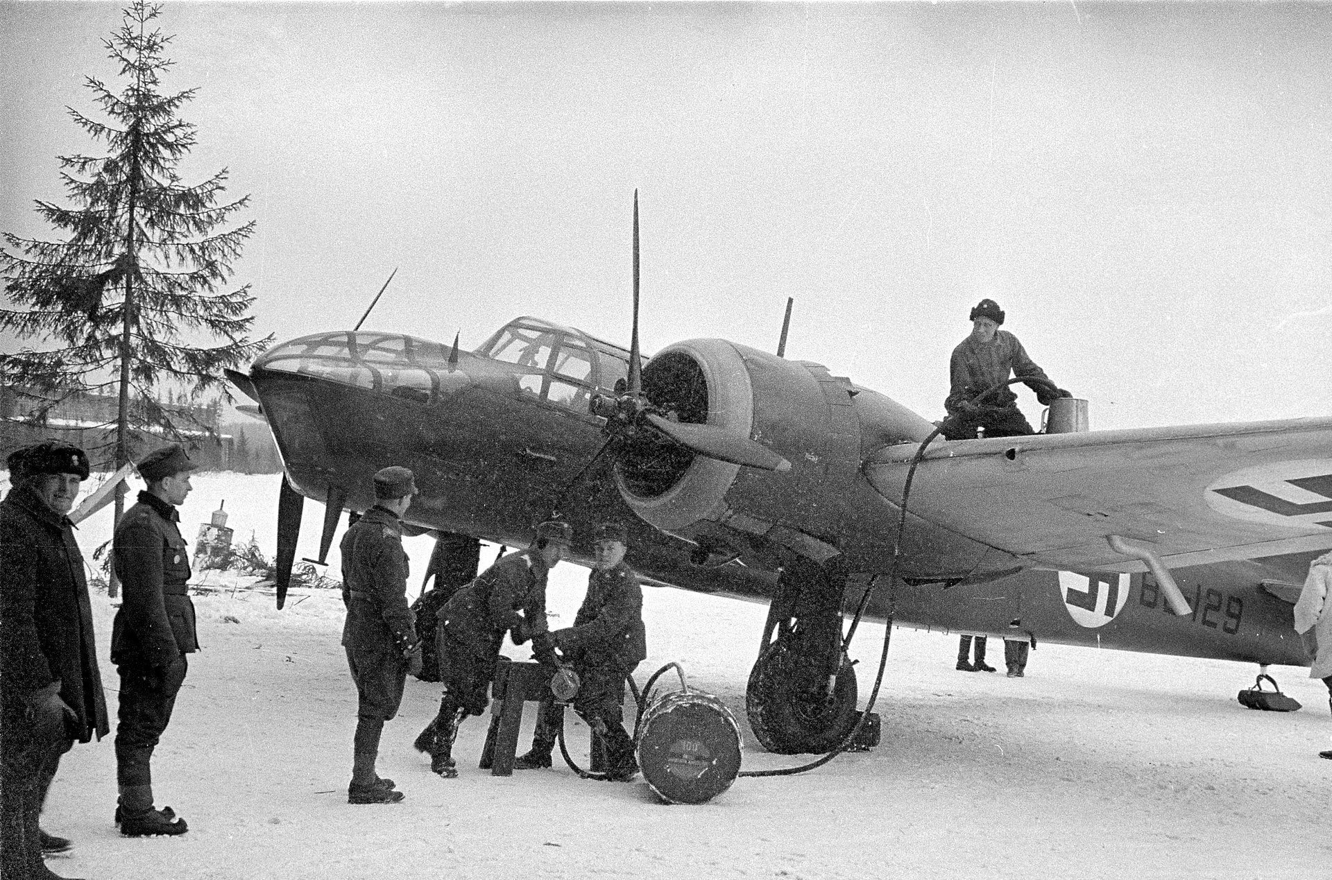 Marzo de 1940, un bombardero finlandés Bristol Blenheim Mk. IV del Escuadrón n.º 44 repostando en su base aérea en un lago congelado en Tikkakoski.
